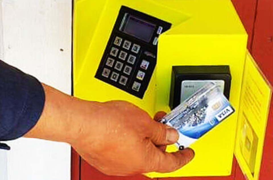 For å få tilgang til butikken og pakkerommet bruker kundene betalingskort via en terminal som dette.