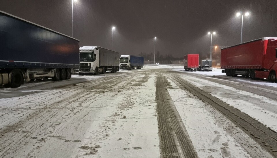 FOREBYGGENDE: For å hindre trafikkaos over Sollihøgda ble uegnede kjøretøy ble holdt igjen for å hindre stopp.