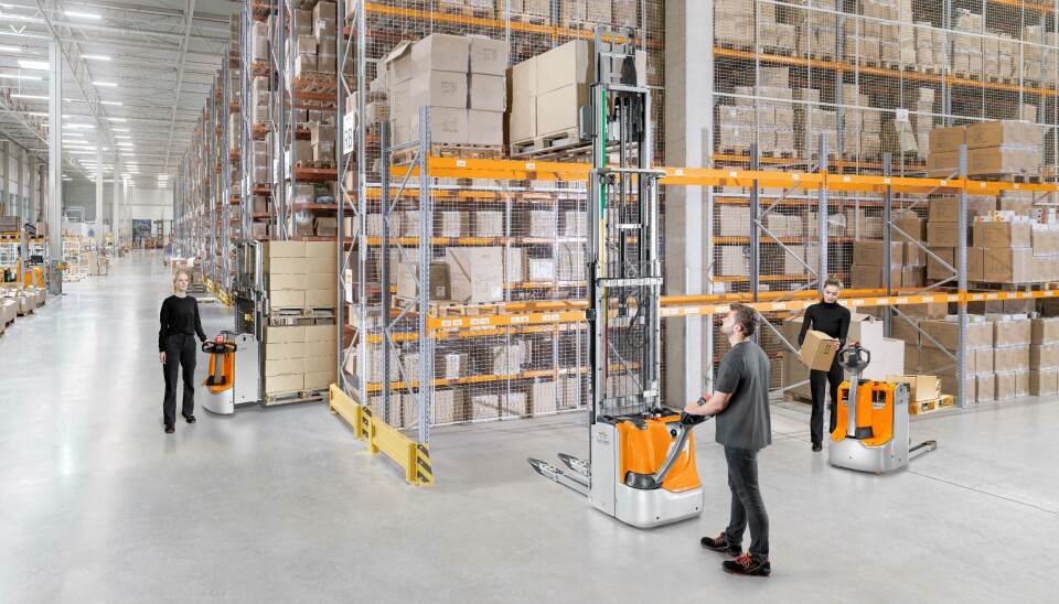 De tre nye modellene i aksjon. Fra venstre dobbeltstableren EXD 18C-20C, den høytløftende palletrucken EXV 10C-16C og lavtløftende EXH-L 16-20.