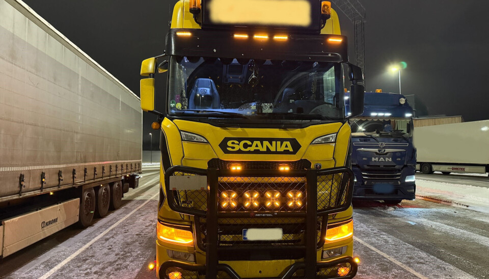 JUKS OG MANGLER: Det var mange grove brudd på kjøre- og hviletiden samt flere mangler på denne finske transporten. Blant annet førte denne lyssettingen i front til kjøreforbud.