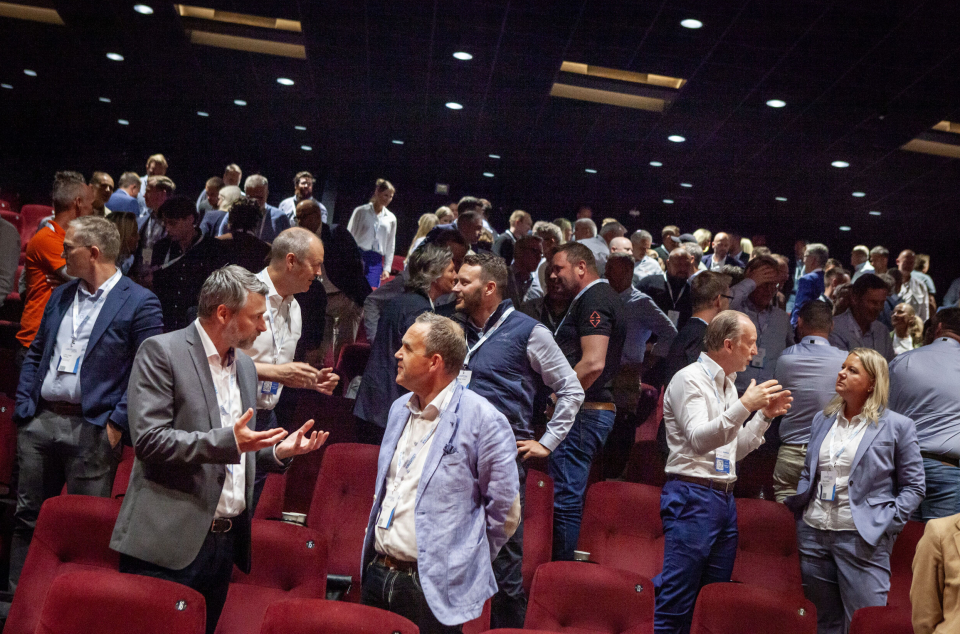 Vi lover spennende folk på scenen, og spennende folk i salen. Men det visste du jo allerede, siden du jo kommer selv, ikke sant?