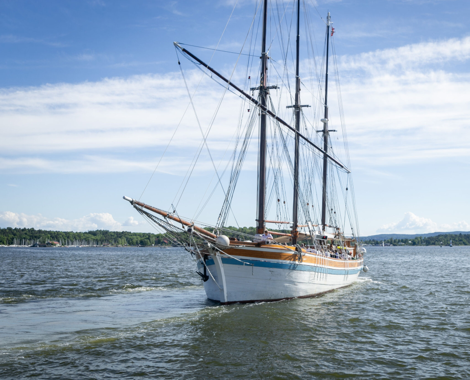 ... og kaster loss for noen deilige timer i solskinnet (bankibordet) på Oslofjorden!