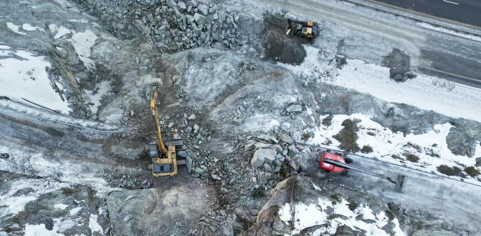 To felt av E6 ved Morskogen åpnes fredag ettermiddag, men arbeidet med å sikre fjellsiden og de andre gjenstående feltene på E6 (øverst til høyre i bildet) fortsetter de neste dagene.