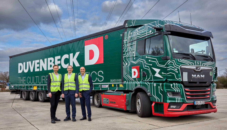 TRAFIKK: Duvenbeck har satt den første av de nye MAN eTGX Ultra Low Liner elektriske lastebilene i transport for Volkswagen Logistikk. Fra venstre: Simon Motter, leder av Group Logistics i Volkswagen AG, Christian Vollmer, styremedlem med ansvar for produksjon og logistikk i Volkswagen, samt Hakan Bicil, administrerende direktør i Duvenbeck Group.