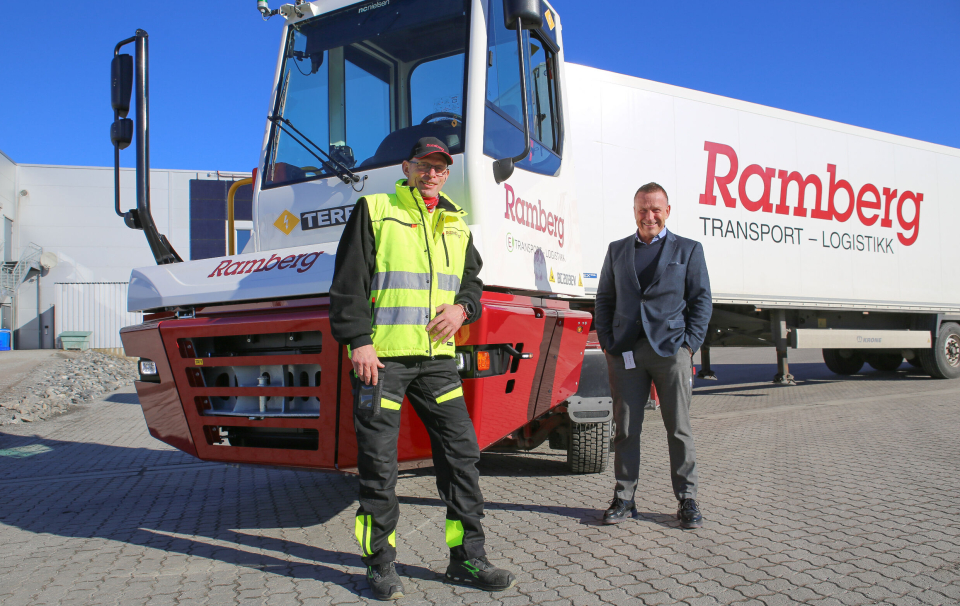 Fornøyd sjåfør Jan Adolfsen og om mulig enda mer fornøyd CEO Roar Ødelien foran Rambergt siste investering i både bærekraft og effektivitet, en elektrisk Terberg BC203EV.