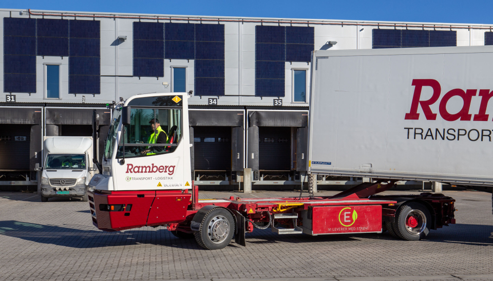 Mye av strømmen Rambergs anlegg, og også den elektriske terminaltraktoren trenger, kommer fra solcellepanelene på bygget. De veggmonterte solcellene er montert nå i vinter, mens taket også er dekket av paneler.