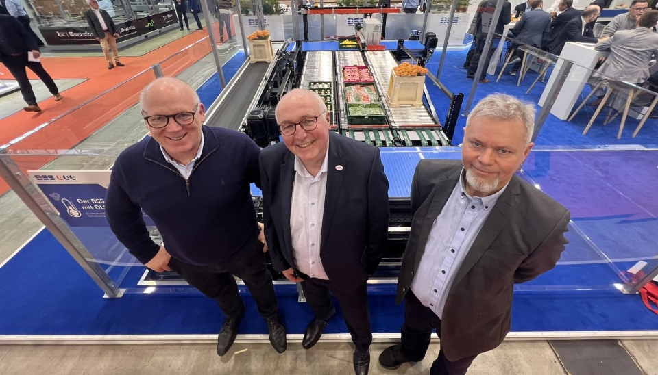 Bent Mæhre (til venstre) og Oddbjørn Holseth (til høyre) fra Ito, sammen med Sjoerd Otten, administrerende direktør i DLS foran det nederlandske selskapets stand på LogiMAT der de viste frem sin ORM-modul.