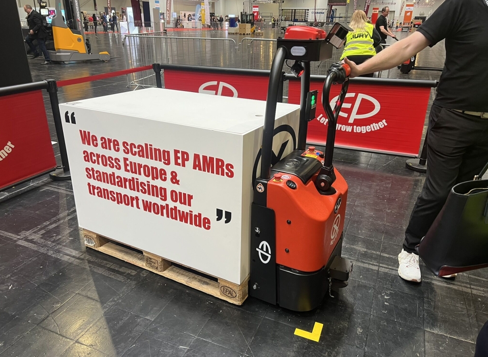 ENKELT: EP X Mover EXP er en kombinert manuell og halvautomatisk palletruck.