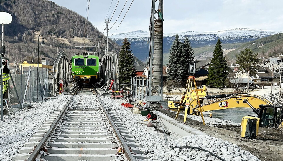 STENGT SIDEN JANUAR: Det har vært høy aktivitet ved og på Otta Bru siden januar da brua måtte stenges.