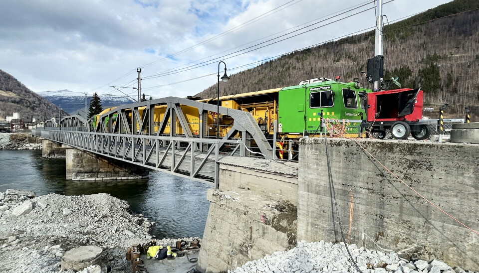 HØY AKTIVITET: Arbeidet med å få brua i stand har hatt høyeste prioritet siden banen ble stengt i januar forteller Bane Nor.