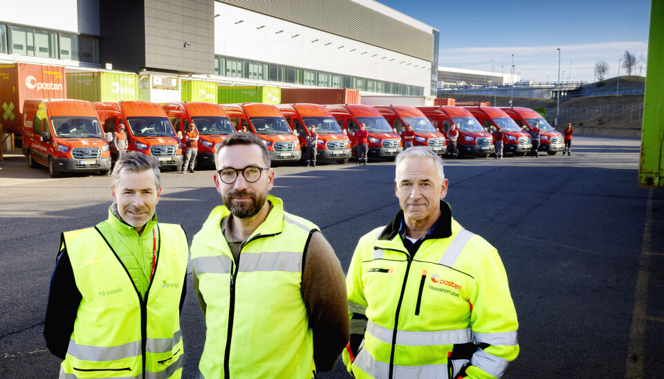 Innkjøpssjef i Posten Bring, Frode Skallerud, Postens Alexander Franke, og driftsansvarlig for varebil i Oslo, Carlos Jacobsen sammen med noen av Postens Ford E-Transit-er.