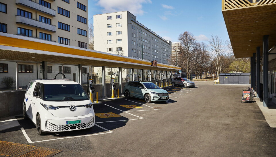 LADERE: Her på denne 65 år gamle stasjonen midt i Oslo sentrum får du ikke en dråpe diesel eller bensin. Strøm derimot...