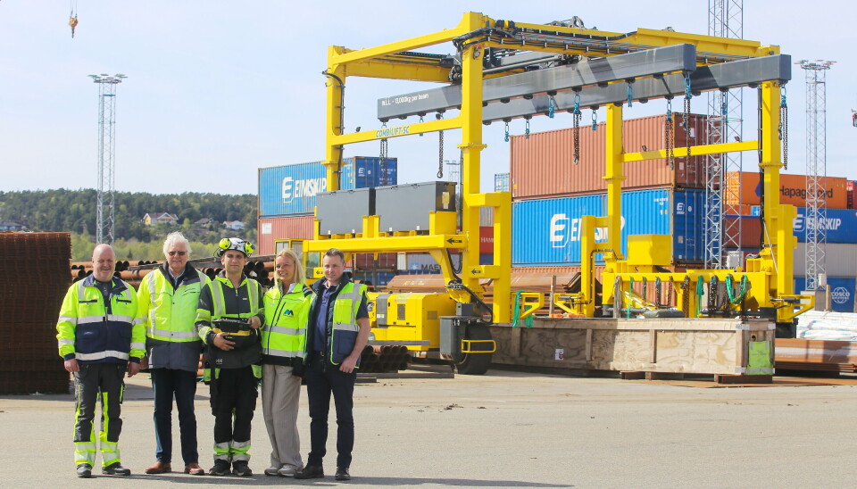 GODT SAMARBEID: Nøyaktige dimensjoner og spesifikasjoner på den nye portaltrucken er blitt til gjennom et langt og godt samarbeid mellom leverandør Combilift, forhandler Materialhåndtering og kunde Andersen & Mørck. Fra venstre: Bjørn Ringstad (Andersen & Mørck), Jørund Woll (Materialhåndtering), Håvard Johansen, Vibeke Jensen (begge Andersen & Mørck) og Colin Gray (Combilift).