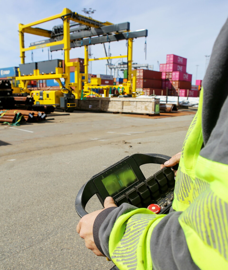 KONTROLL: Portaltrucken styres med en fjernkontroll, så operatøren kan posisjonere seg der hen til enhver tid har best oversikt.