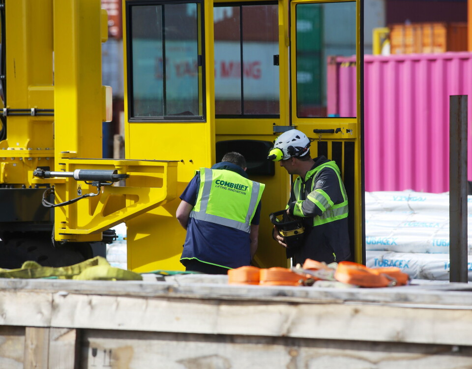 TILPASNINGER: Andersen & Mørck har samarbeidet tett med Combilift og Materialhåndtering for å finne helt riktig løsning. Her studerer Combilifts Colin Gray og Håvard Johansen hos Andersen & Mørck den spesiallagde hytta og du ser også de hydrauliske støttearmene de sammen har funnet frem til.