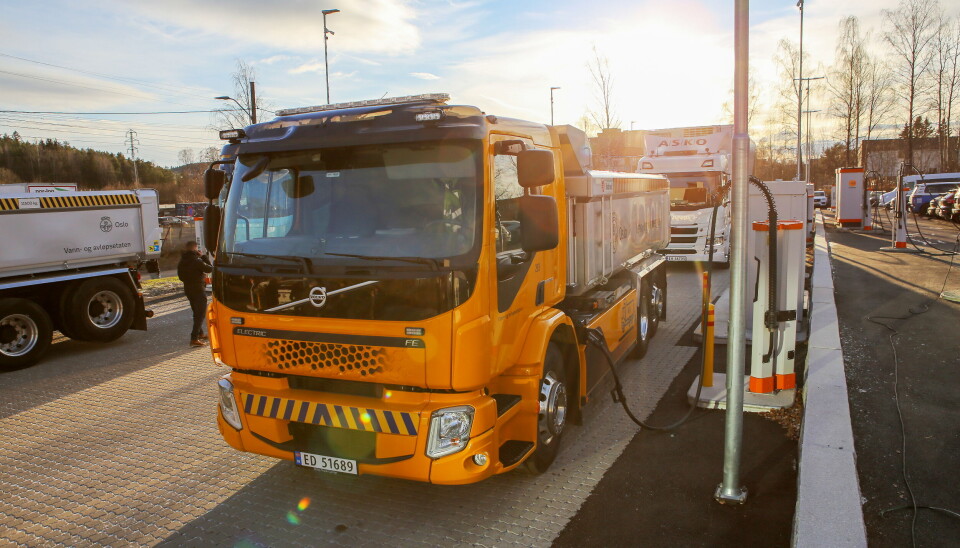 LADING: Elektrisk lastebil lader i Oslo.
