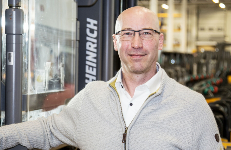 Salgsdirektør Fredrik Høyer-Dahl i Jungheinrich Norge får et nytt og lilla rimelig merke å selge. - Jeg konkluderer med at fargen var «interessant», ler han.