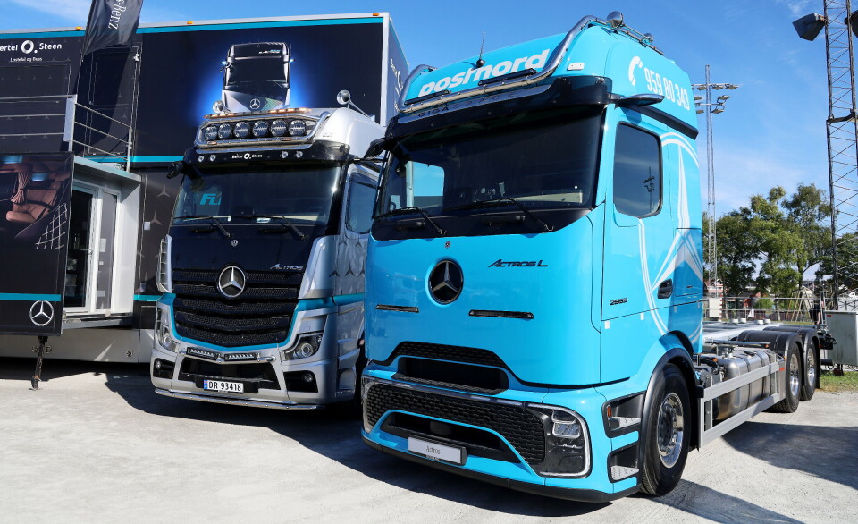 FØRSTE: Dieselutgangen av MB Actros L Pro Cabin (t.h.) ble vist før første gang i Norge i messesammenheng på MEFA i Stavanger.