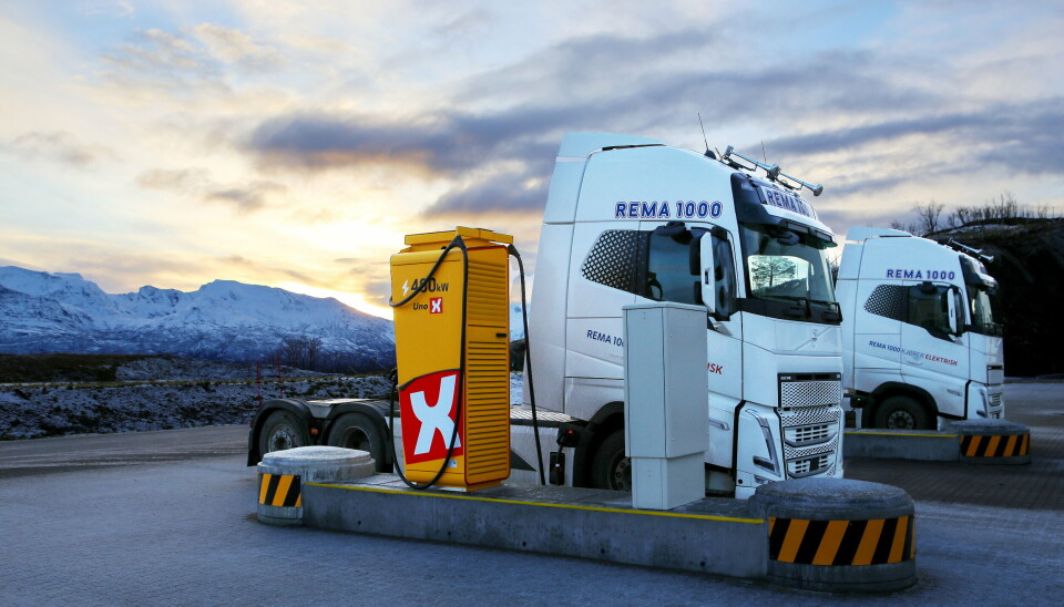 Rema Distribusjon har satset på klimavennlige kjøretøy – her to elektriske Volvo-er ved distribunalen i Bjerkvik nord for Narvik. Men fortsatt gjenstår det mye å gjøre innen vare- og lastebilsegmentet for å nå klimamålene.
