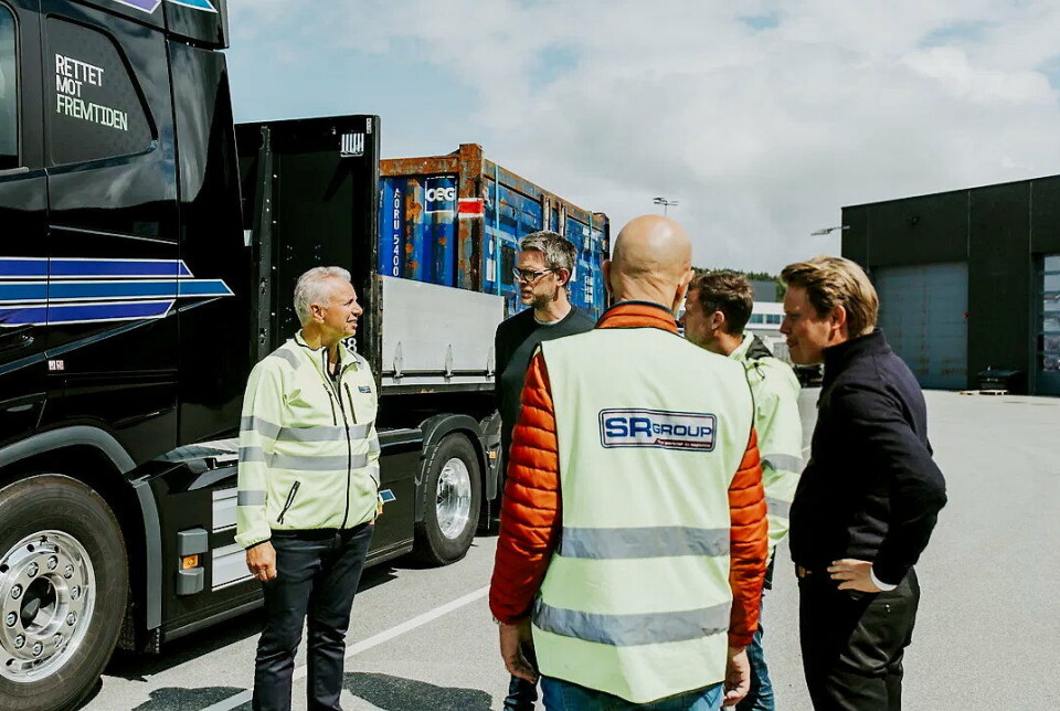 NYE BILER: Bjørn Røstad viser stolt frem en av de nye elektriske lastebilene til selskapet.