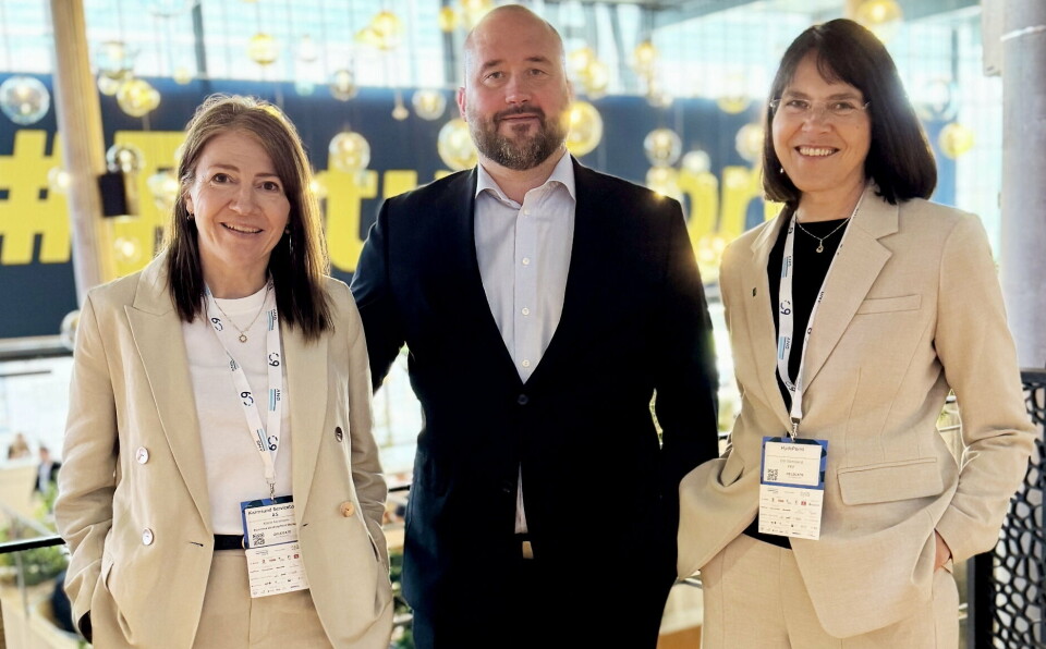 SATSER: Fra venstre er Marie Aanensen, CEO Karmsund Group og styreleder i Karmsund Hydrogen, sammen med Jens Berge, CEO i Norwegian Hydrogen, og Elin Steinsland, CEO i HydePoint