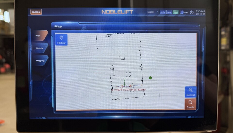 Programmering av trucken kan gjøres via skjermen, eventuelt via app på telefon eller nettbrett. Anders Nordli sammenligner det med en robotstøvsuger.