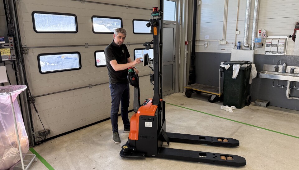 Selger Anders Nordli i Scanlift Maskin viser hvor enkelt det er å programmere AGV-en fra Noblelift.