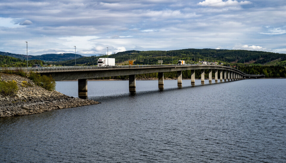 Holder Mjøsbrua nattestengt lenger