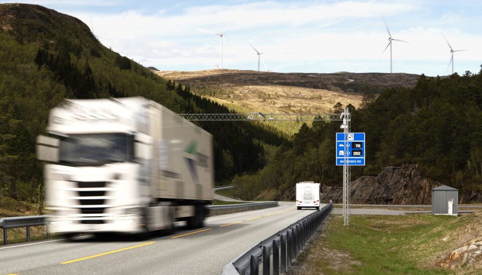 Det blir gratis for miljøvennlige lastebiler i bommene i Trøndelag frem til 2030. Her fra stasjonen ved Krinsvatnet på fylkesvei 714.