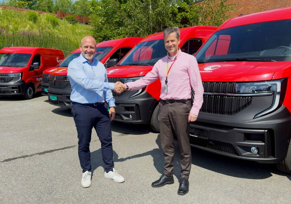 STOR AVTALE: F.v.: Anders Sandvold, salgsdirektør for næring i Motor Gruppen og Frode Skallerud, fagsjef for konserninnkjøp i Posten Bring.
