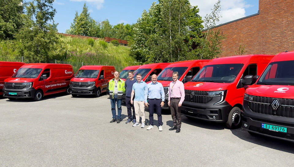 OVERLEVERING: Elektriske varebiler til Posten Bring AS. Fra venstre ser vi Bjørn Schancke, Mads Holum, Alexander Bjerknes, Anders Sandvold, Frode Skallerud.