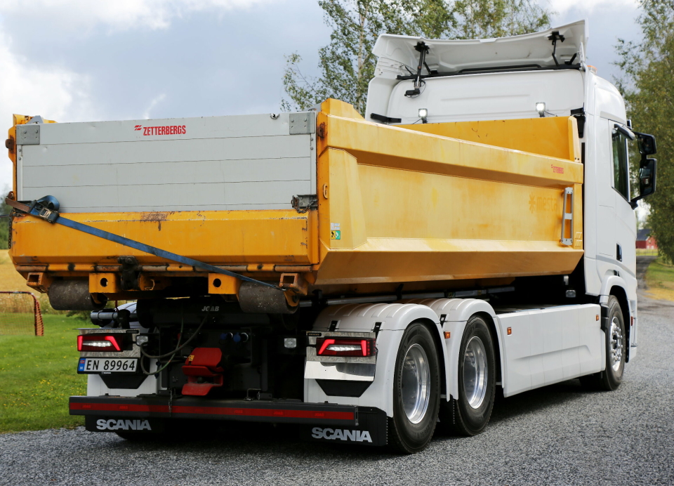NYTTELAST: Bilen veier totalt 16,2 tonn med krok og uten kasse. Det betyr at du kan laste på 12 tonn, inkludert flak, på denne.