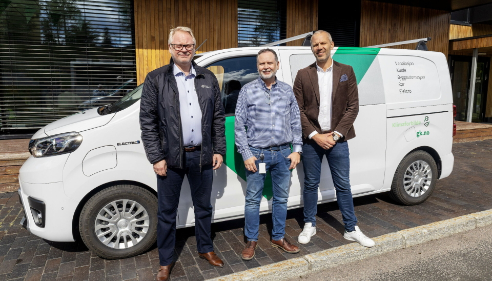 STORHANDEL: Fra venstre ser vi Øyvind Tharaldsen fra Toyota Oslo, Tor-Georg Bergestig, innkjøpssjef i GK og Fredrik Matheson, Head of Fleet sales Toyota Norge.
