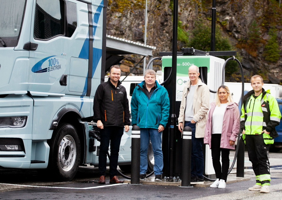LADER OPP: Fra åpningen av det nye ladeanlegget hos MAN i Bergen. Fra venstre: Pål Even Gravdal, Branch manager, MAN Truck and Bus AS avd. Bergen, Svein Harald Bjørlo, Prosjektleder Hurtiglading, Odd Olaf Askeland, Head of Public Charging og Fahmida Ahmed, Marketing manager, alle fra Eviny Elektrifisering AS, samt en medarbeider fra en av Evinys underleverandører.