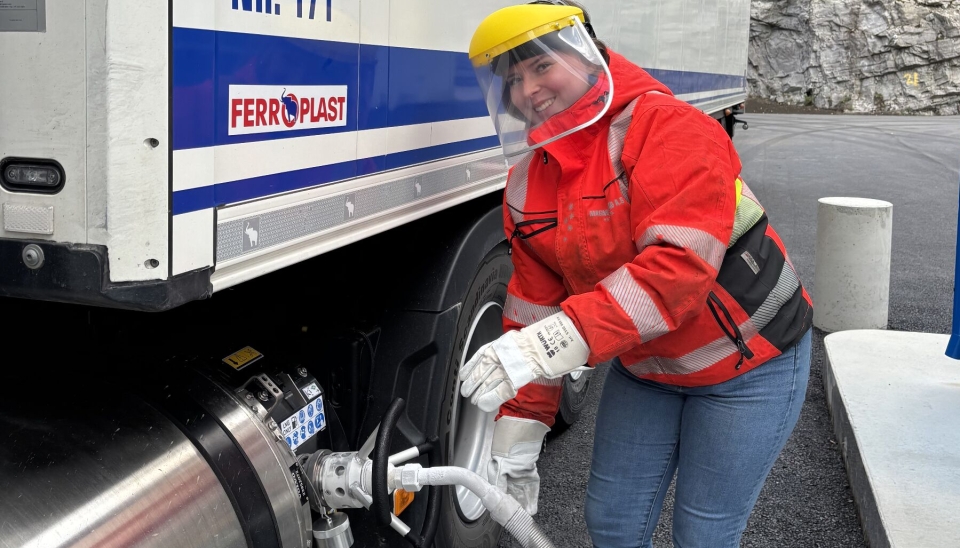 Sjåfør hos Nistad Transport Maria Heggheim Gimmestad var først ute med å fylle biogass i Gol.