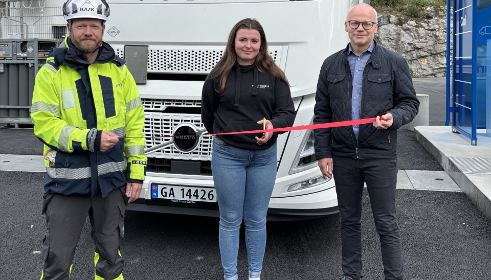 Sjåfør Maria Heggheim Gimmestad fra Nistad Transport fikk æren av å klippe snora ved åpningen. Her mellom Rune Wiik Johansson (prosjektsjef, Gasum, til venstre)) og Jogeir Munkeby (salgssjef, Gasum).