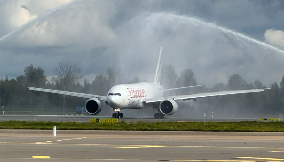 Åpningen av ruten ble markert med tradisjonell vannportal på Oslo Lufthavn.