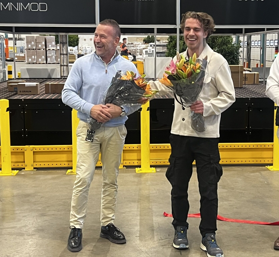 Ramberg-sjef Roar Ødelien og Omnimod-gründer Tobias Drage Roti strålte om kapp med blomsterbukettene under åpningen.