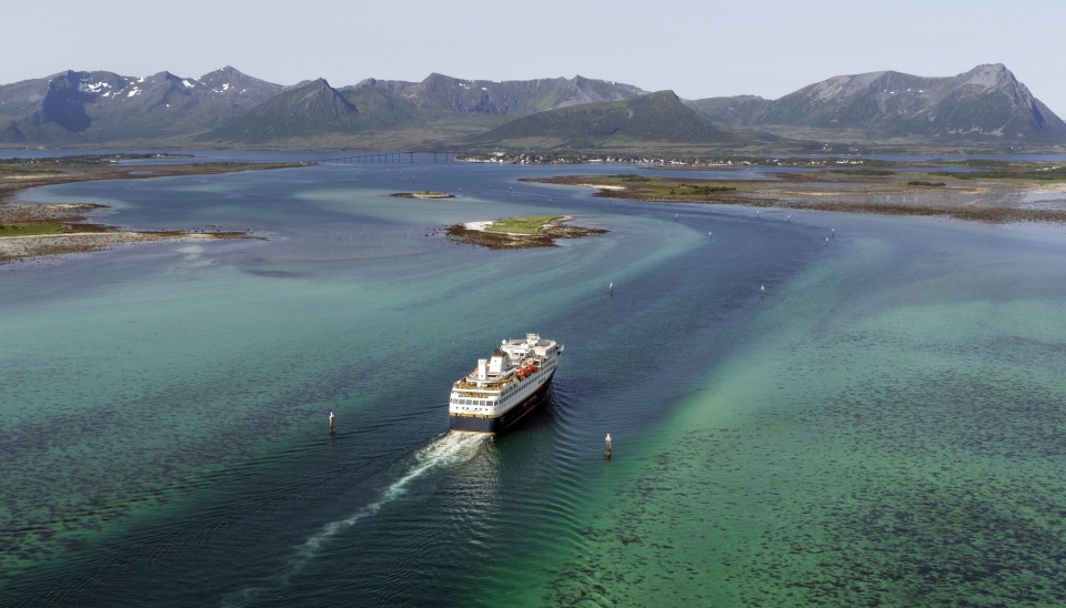 Havila Kystruten og Hurtigruten Coastal AS opererer i dag kystruten. Her Havila Castor som seiler gjennom Risøyrenna.