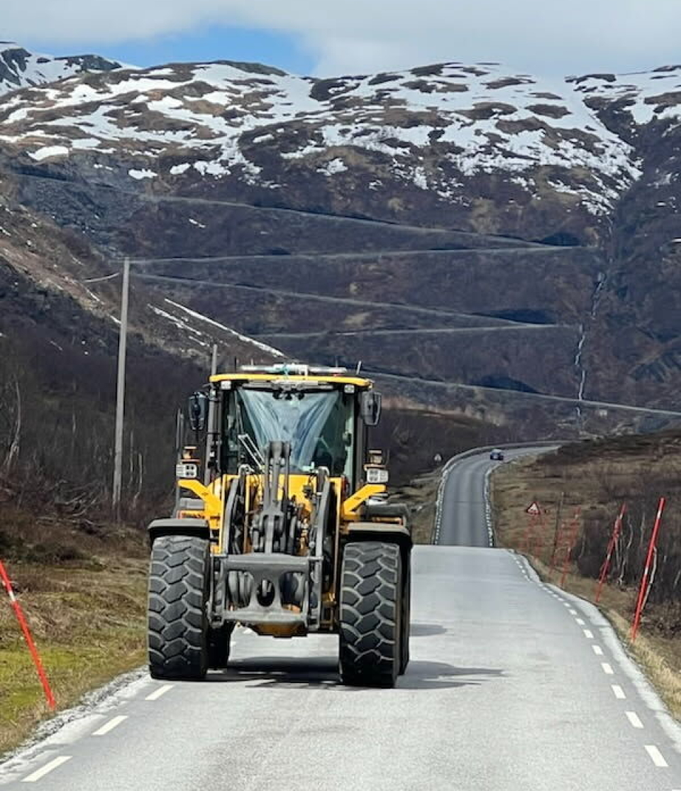 Fjernstyrt hjullaster på vei over Vikafjellet i sommer.
