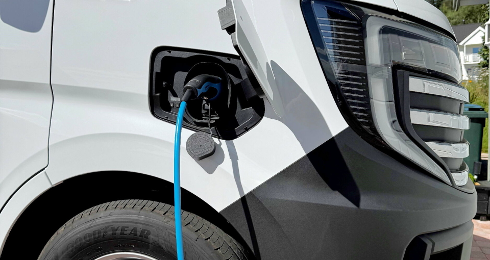 OVER 40: Nissan oppgir 406 kilometers rekkevidde WLTP. Den har et batteri på 87 kWt som kan ta hurtiglading på opptil 130 kW