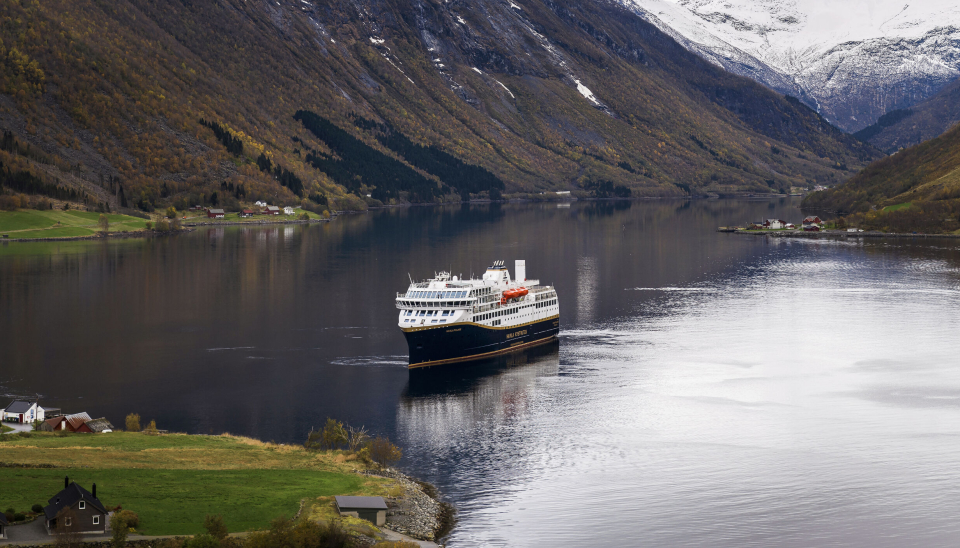 Havila Polaris blir historisk - her i Hjørundfjorden.