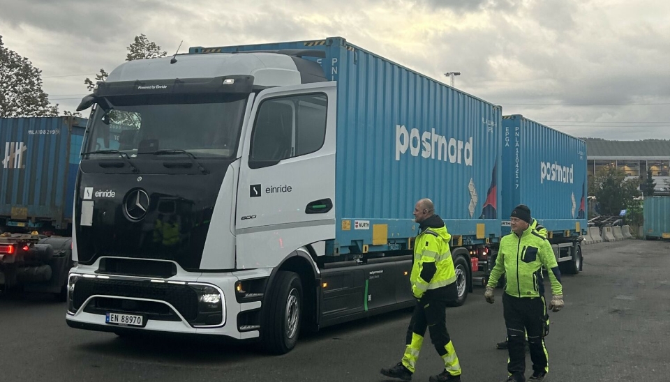 Mercedes-lastebiler utstyrt med Einride-teknologi løfter elektriske transporter for PostNord i Norge.