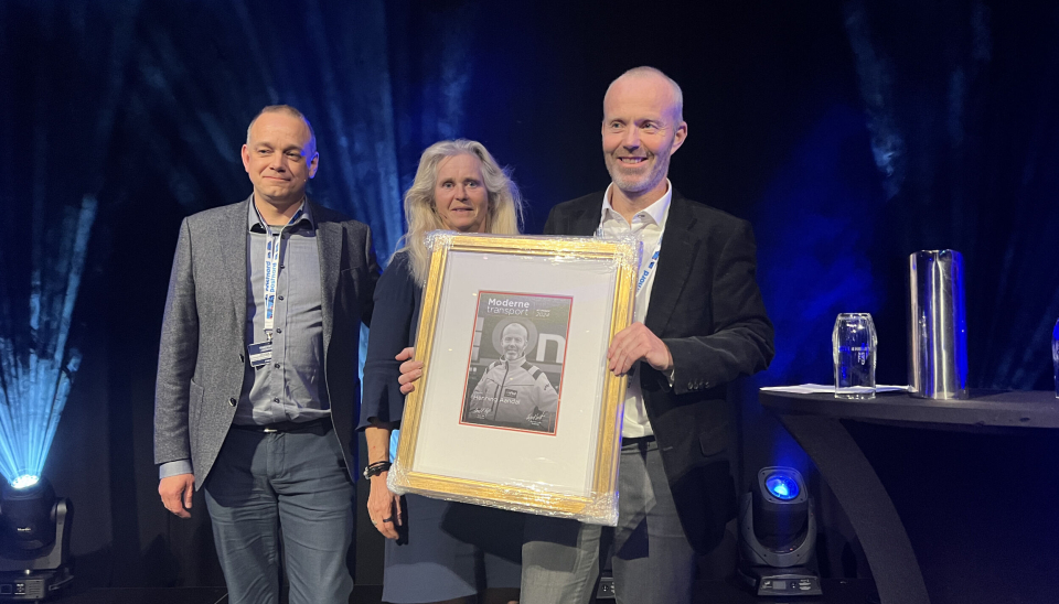 FJORÅRSVINNER: Henning Aandal (til høyre) i Onrail vant Moderne Transport-prisen i fjor, her sammen med juryleder Eirill Bø og redaktør i Moderne Transport, Øyvind Ludt. Hvem får æren i år?