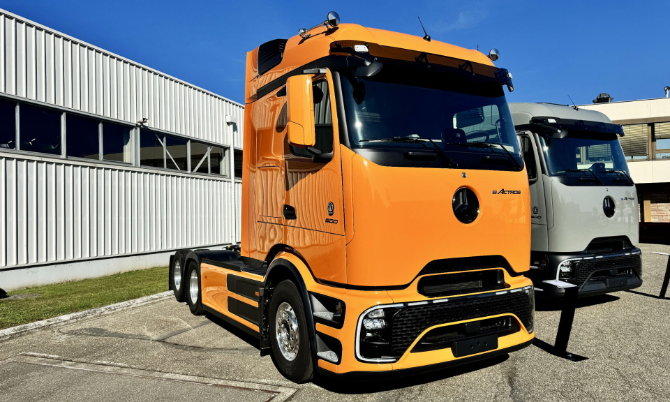 TRE-AKSLET: Nå kan Mercedes-Benz levere trekkvogner med tre aksler på både eActros 400 og som her på den større 600-bilen.