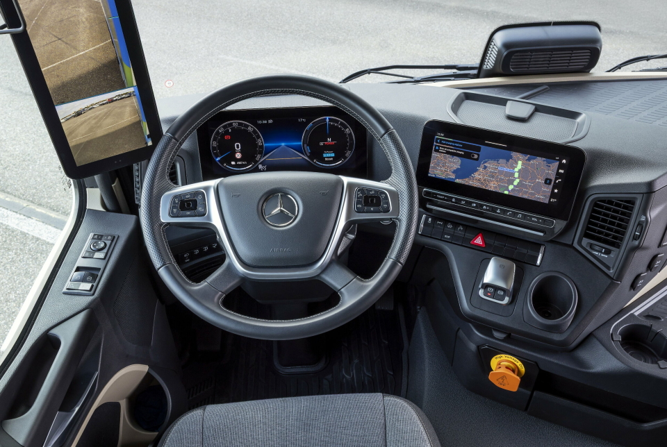 I HYTTA: Interiøret i eActros 400 skiller seg ikke fra det vi finner i 600 og L med dieselmotor. Det er kun informasjonen som tilpasses etter drivlinje.