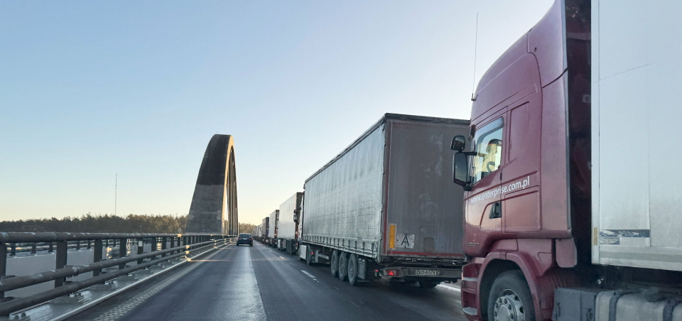 TUNGTRANSPORT: Trafikktallene viser en urovekkende stor økning i trafikken av tunge kjøretøy over Svinesund og gjennom tollstasjonen der.