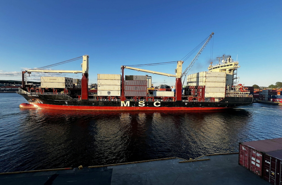 Nye beregninger: Sjøtransport slipper ut langt mindre CO₂ enn antatt - og langt mindre enn lastebil