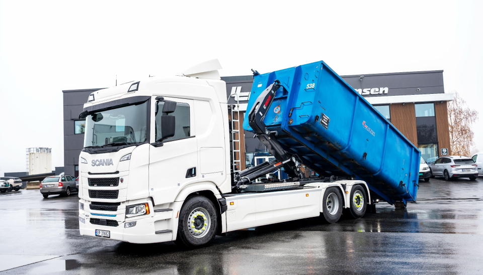 ELEKTRISK: Litra har mottatt den første av to nye elektriske krokbiler fra Scania. Bilene er Scania sin toppmodell 45 R med den største batteripakken på 624 kWt. Bilene skal gå for Litra Bulk.