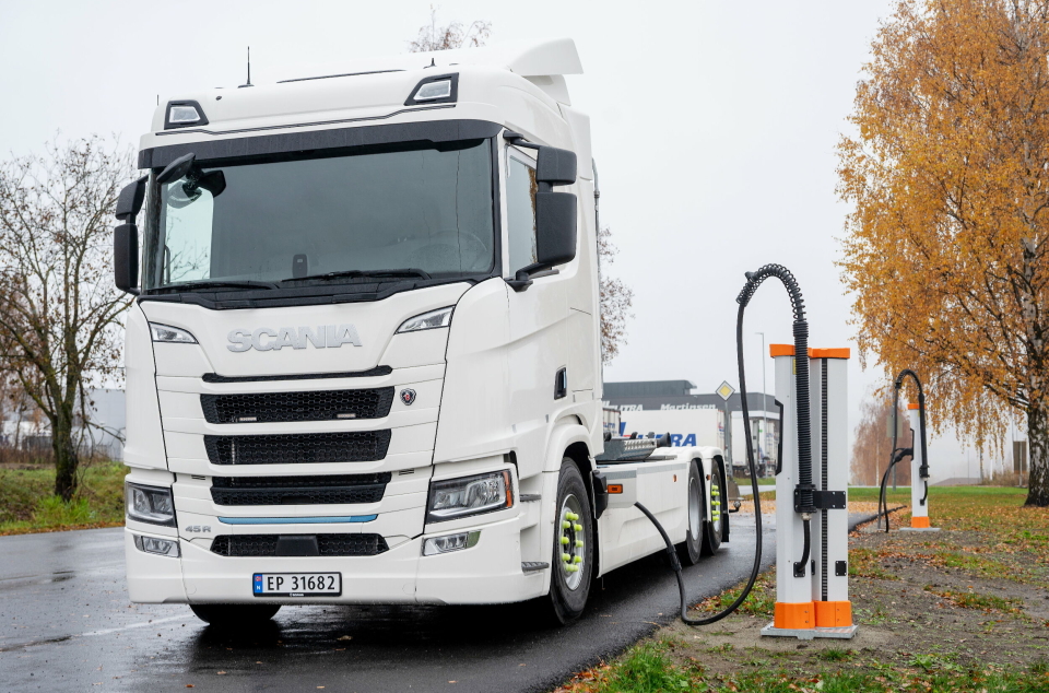 NYE LADERE: Ved hovedkontoret på Rudshøgda i Innlandet har Litra utvidet fra to til fire hurtigladere. De to nye ladepunktene fra Kempower har ladeledninger med kjøling og kan levere opp til 400 kW.